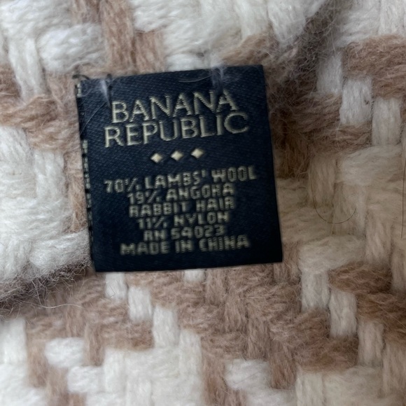 Banana Republic Wool and Angora Blend Houndstooth Scarf in Tan Cream One Size - Picture 3 of 3